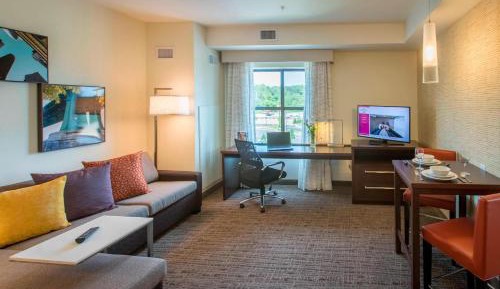 One-Bedroom Queen Suite