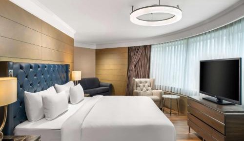 Panoramic Suite with City View - Lounge Access