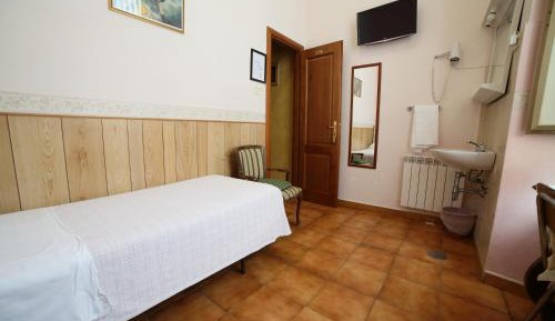 Basic Single Room with Shared Bathroom
