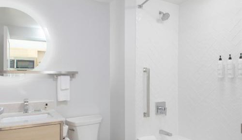 King Studio with Sofa Bed and Adapted Tub - Mobility Accessible