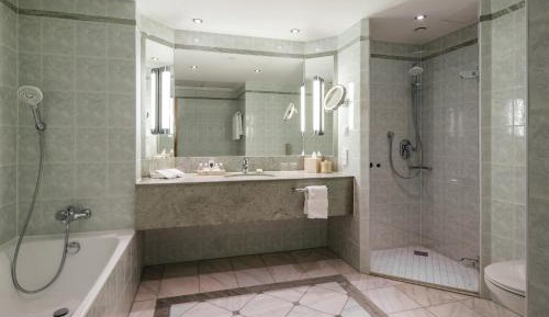 Business Suite with Executive Lounge Access