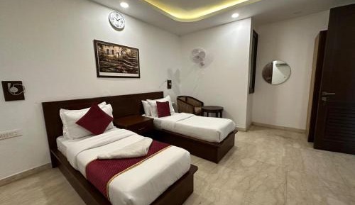 Deluxe Double Room (2 Adults + 1 Child)
