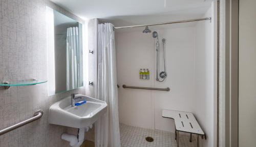 Standard Queen Room with Two Queen Beds and Mobility Accessible Tub