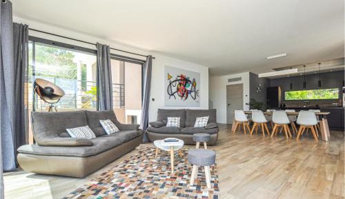 Three-Bedroom Holiday Home 