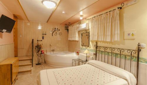 Superior Double Room with Bathtub - Romantic Studio  ( Free Chocolates and Bottle of Sidra )