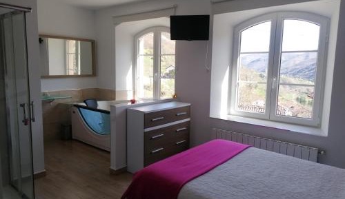 Deluxe Suite with Spa Bath