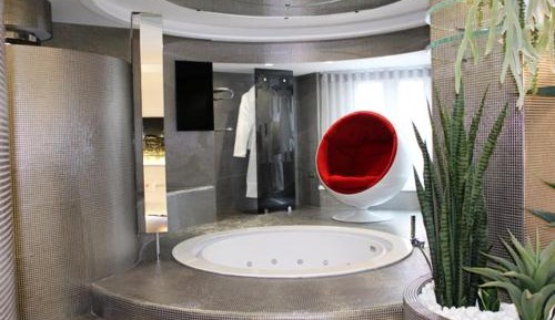 Deluxe Suite with Spa Bath