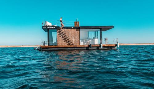 Boat House (4 Adults)
