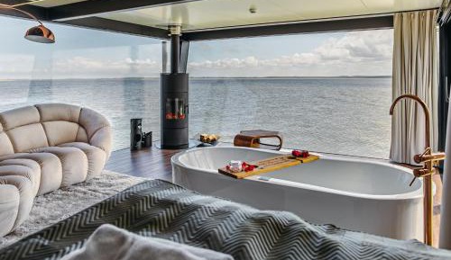 House on water with sauna, fireplace, jacuzzi and massage chair
