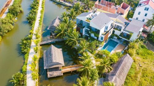 Two-Bedroom Deluxe Apartment with Garden View
