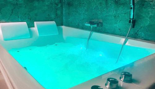 Deluxe Suite with Spa Bath
