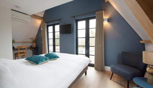 Deluxe Double Room (2 Adults + 1 Child)