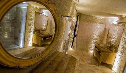 Honeymoon Cave Suite