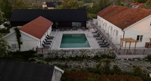 King Suite with Pool View