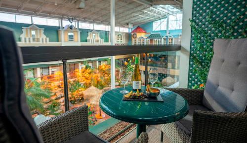 Modern room, 1 Queen bed and 1 Queen Murphy bed - Interior Balcony