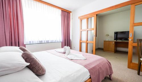 Family Room (2 Adults + 2 Children)