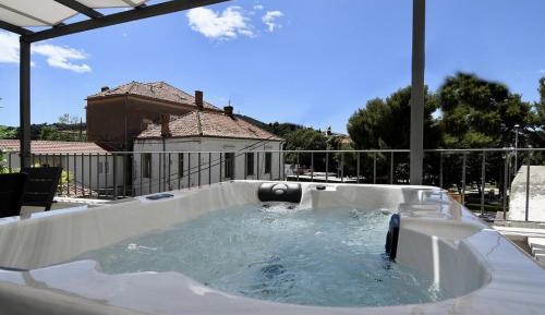 One-Bedroom Apartment with Terrace and Jacuzzy