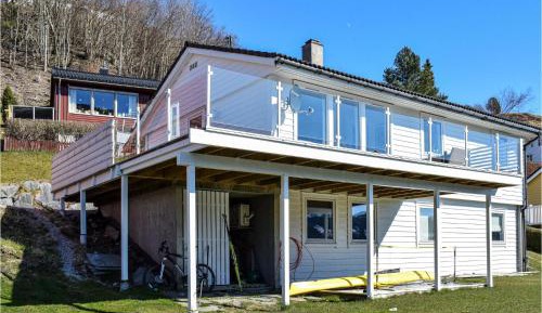 Three-Bedroom Holiday Home 