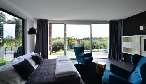 Apartment with Pool View 