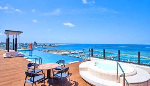 Hollywood Twin Room with Club Lounge Access