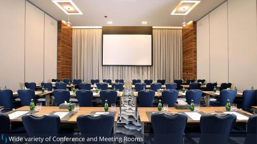 Executive Suite - Complimentary Luxury Transfers to Jumeirah Beach and Mall of Emirates