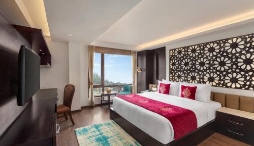 Deluxe King Room with Valley View