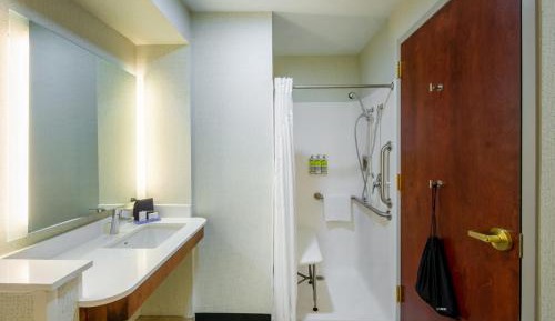 Deluxe Twin Room with Accessible Trans Shower - Non-Smoking