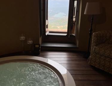 Queen Suite with Spa Bath