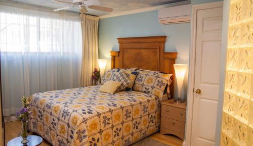 Standard Queen Room With Private bathroom