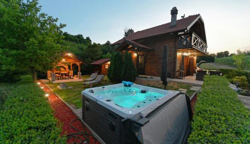 Three Bedroom Holiday Home with Hot Tub