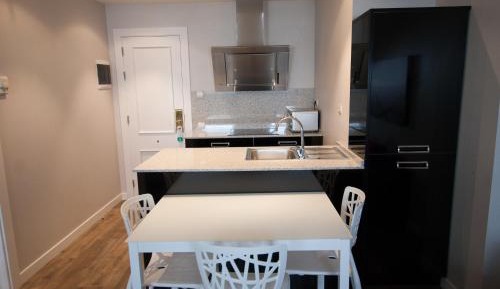 Deluxe One-Bedroom Apartment