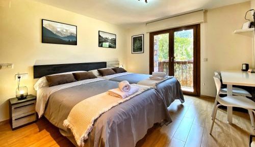 Standard Twin Room with Shared Bathroom