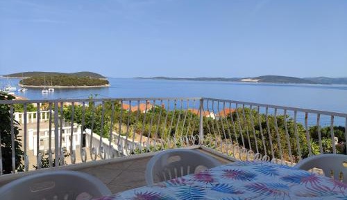 Four Bedroom Holiday Home with Terrace and Sea View