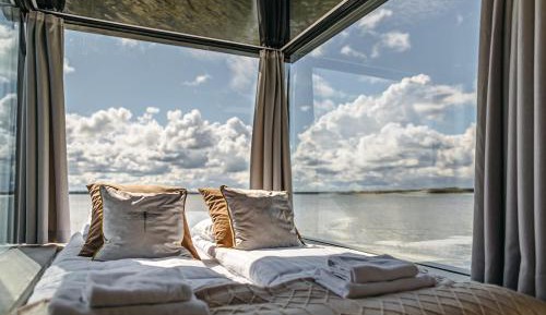 House on water with sauna, jacuzzi and massage chair