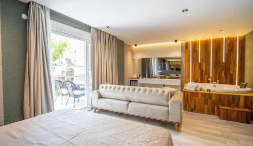 Deluxe Room with Jacuzzi and Garden View