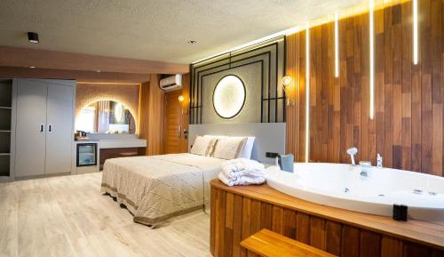 King Deluxe Room with Jacuzzi 
