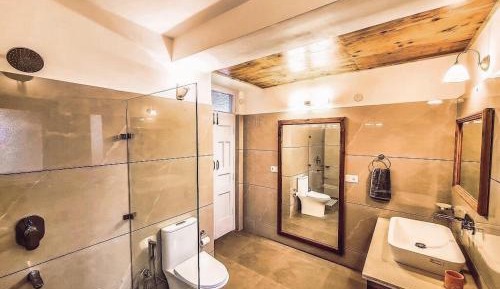 Suite with Mountain View