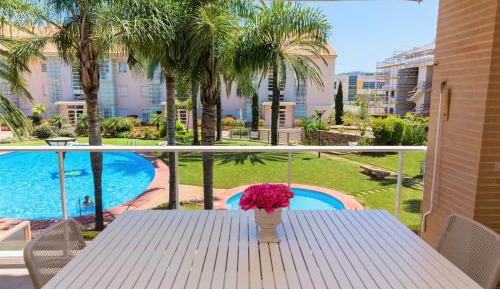 Apartment with Pool View 