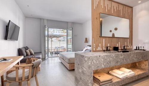 Junior Suite with Pool View