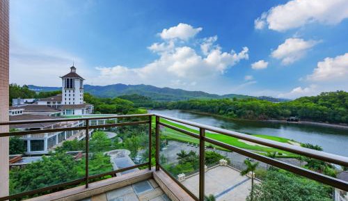 Grande Deluxe King Room (Lake View)