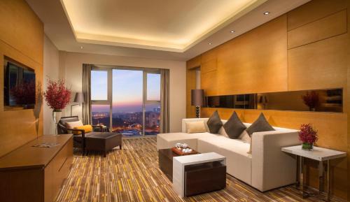 1 King One Bedroom Suite Dining Area
