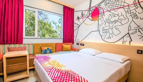 LUXE Queen Room 