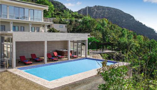 Seven-Bedroom Holiday Home