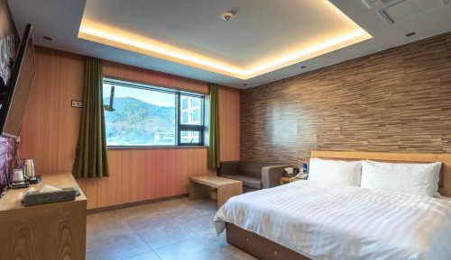 Standard Double Room with Mountain View