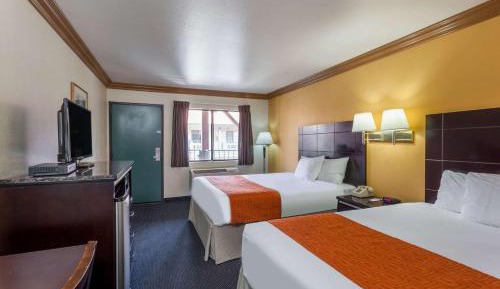 Double Room with Two Queen Beds - Smoking