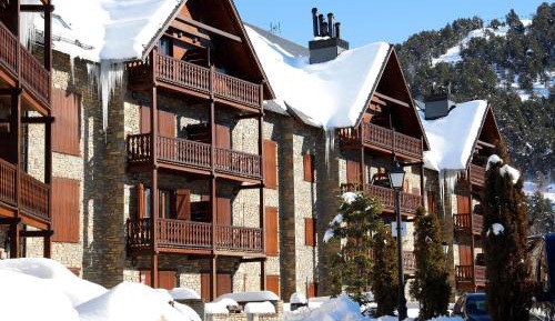 Four-Bedroom Apartment with Balcony 