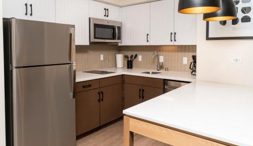 One-Bedroom Queen Suite