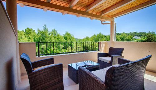 One-Bedroom Apartment with Balcony