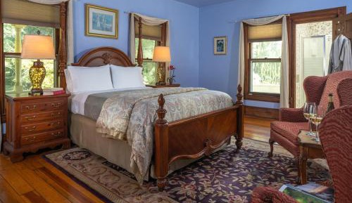 Howell Room (Adults Only, No Pets, Breakfast Included)