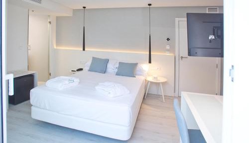 Deluxe Double Room with Side Sea View and Balcony